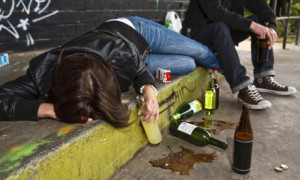 Teenagers-drinking-alcoho-007